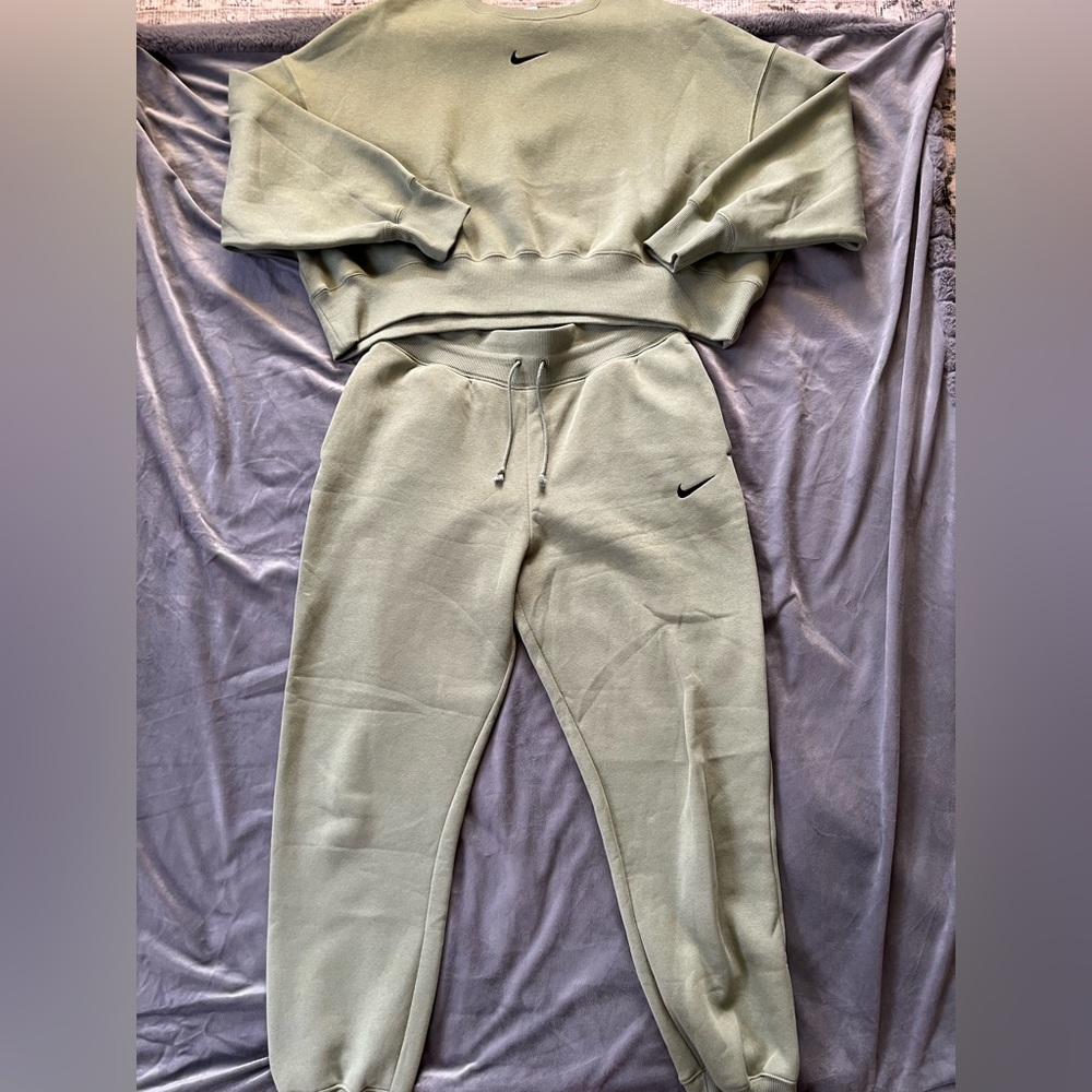 Nike Women's Green & Black Sweatsuit